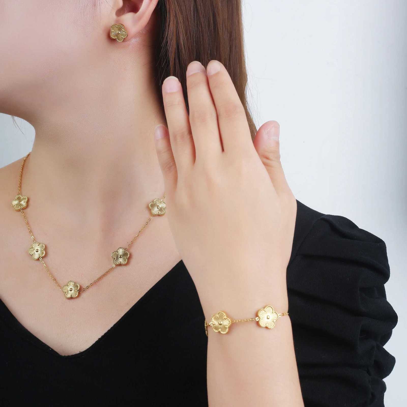 Classic Luxury 4pcs Stainless Steel Bracelet Necklace Earrings Ring Five Leaf Flower Jewelry Set for Wen Party Jewelry X250718