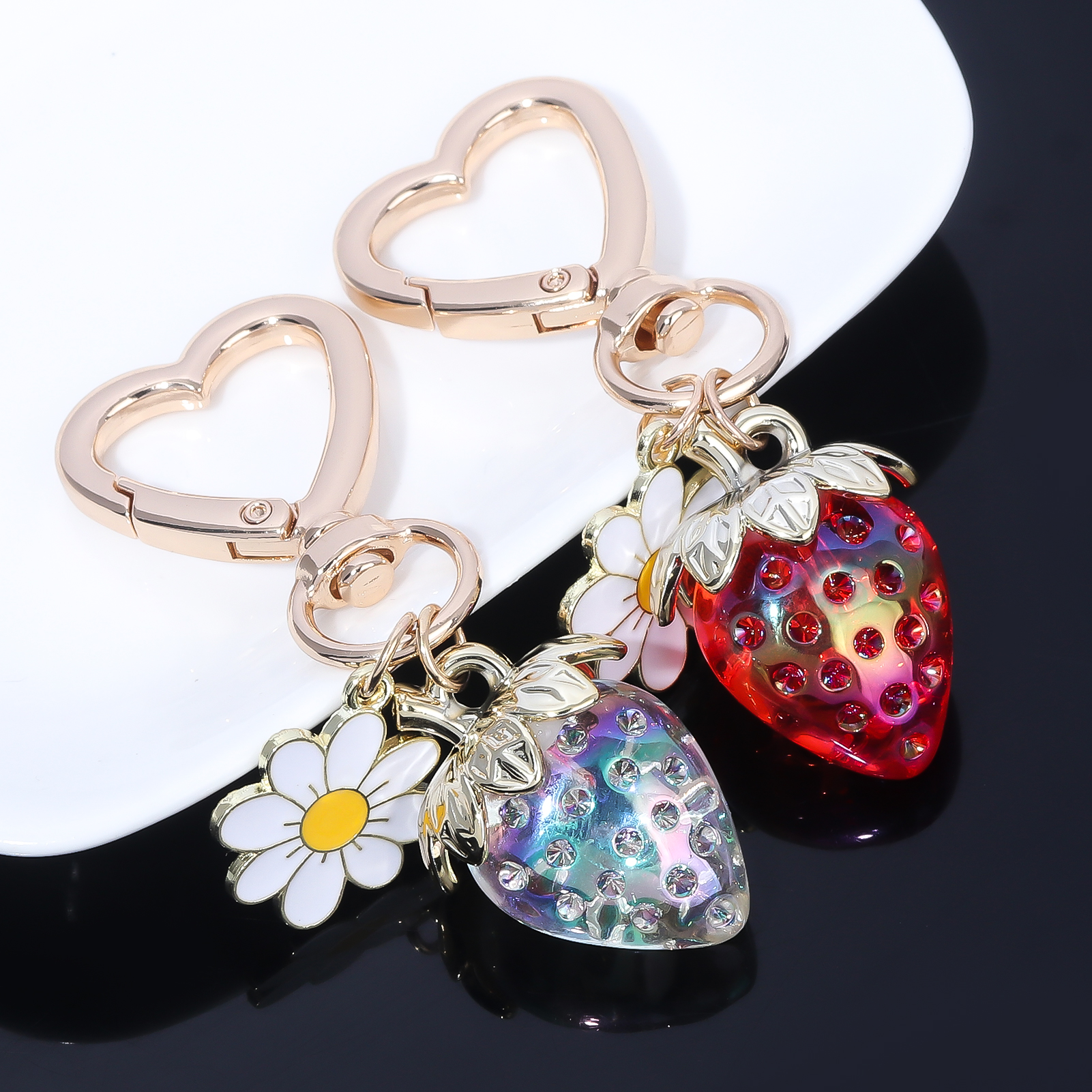 Designer Cute Strawberry Keychain Kawaii Heart Daisy Flower Bag Pendant Charm For Women Girls Purse Backpack Car Keys Decoration Gift