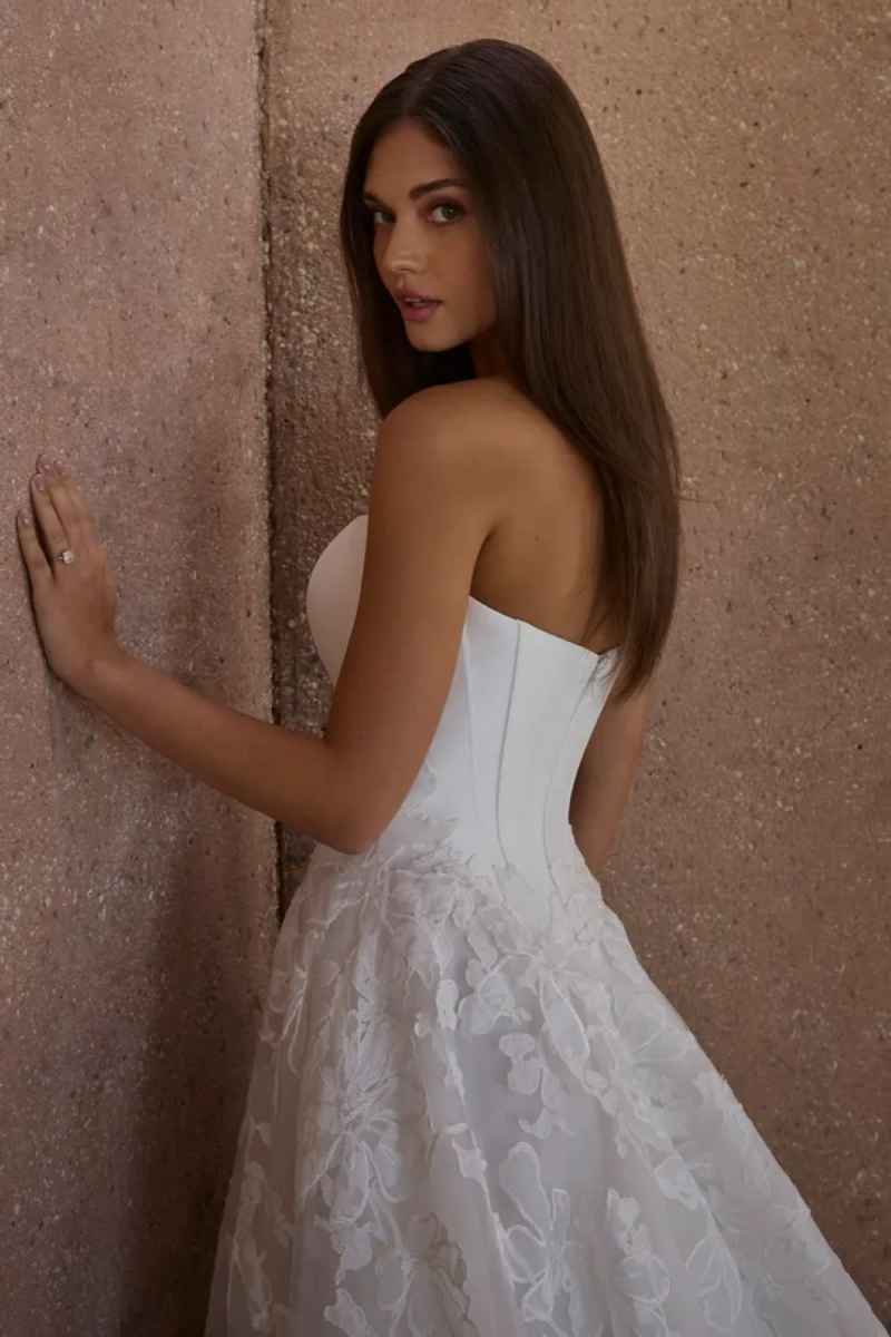 Elegant Wedding Dresses Strapless Sleeveless Applique Zipper A Line Bridal Gowns Sweep Train Customized Vestidos De Novia