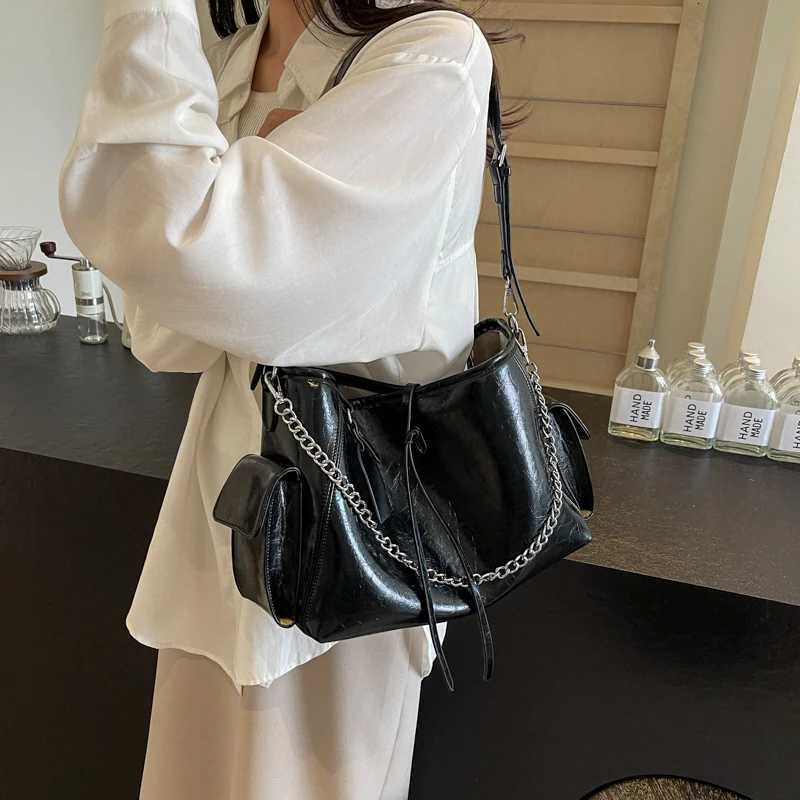 2024 New High Quality Large Capacity Mens Bag Unique Black Commuter Dumpling Bag with Chain Strap Crossbody Shoulder Bag Y250730