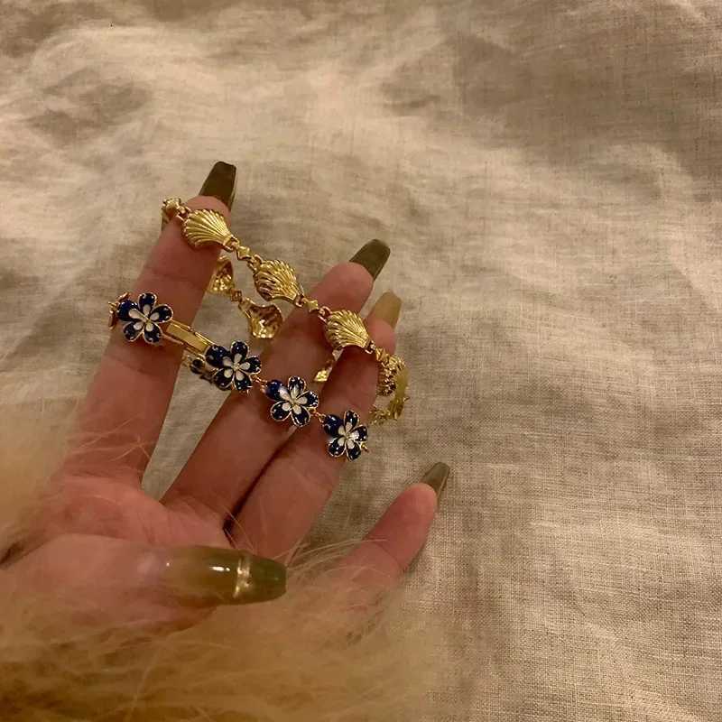 Golden Shell Retro Flower Womens Bracelet Light Luxury Versatile High End Unique Design Girlfriend Accessories Banquet Jewelry X250718