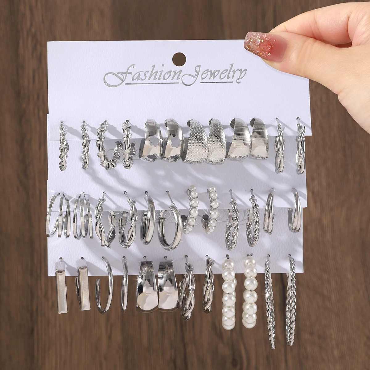 Punk Thick Metal C-shaped Earrings Hip Hop Twist Pattern Round Pearl Hoop Earrings for Women Trendy Spicy Girl Jewelry 250717