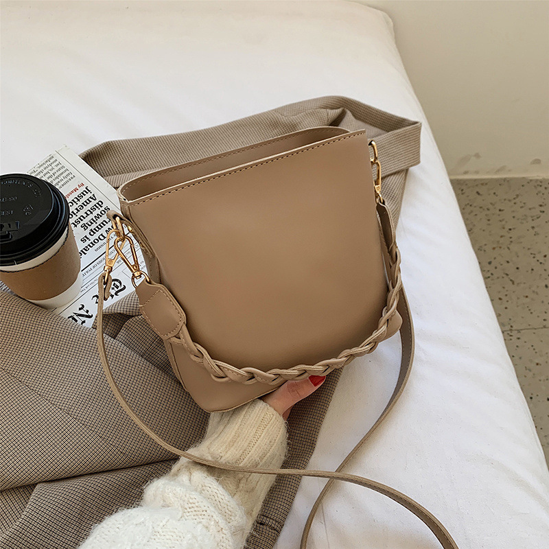 Summer 2025 new women's women's crossbody bag fashion women's bag new fashion retro crossbody bag armpit handbag new designer bag