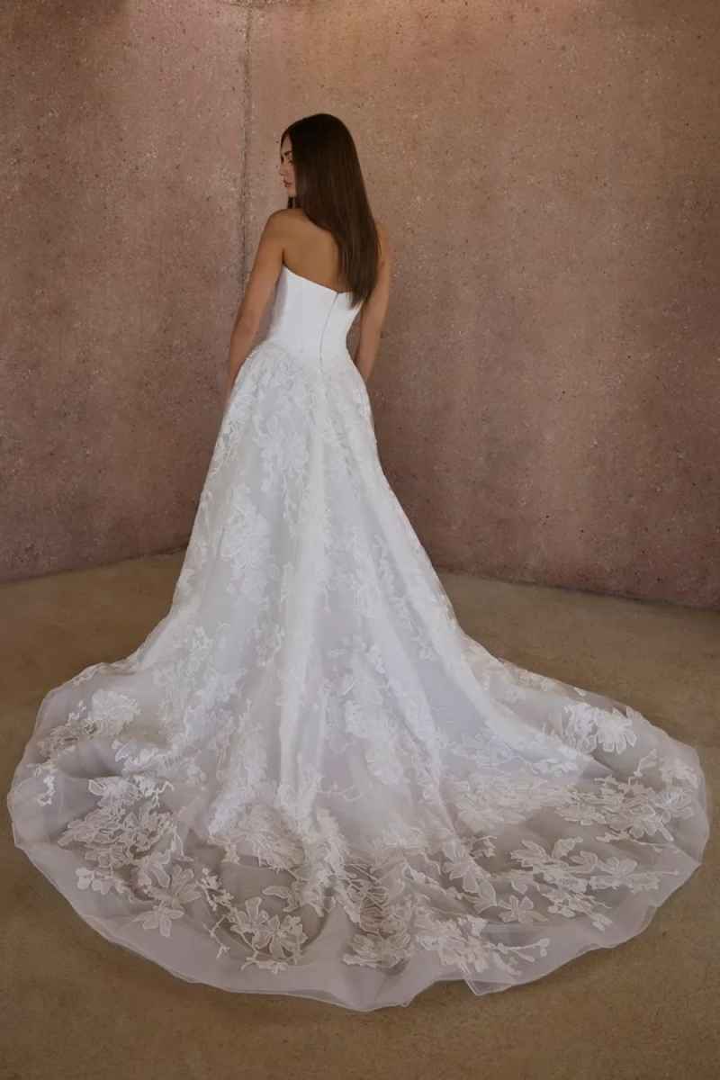Elegant Wedding Dresses Strapless Sleeveless Applique Zipper A Line Bridal Gowns Sweep Train Customized Vestidos De Novia