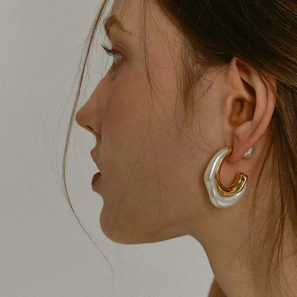 Yups Irregular Metal Pearl Earrings for Women Personalized CC Shape Hoop Earring Korean Fashion Jewelry 250717