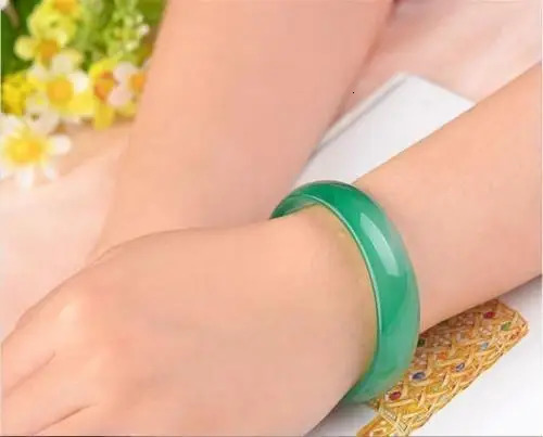Natural green Jade Bracelet Bangle For Women Hand Carved Bangles Lady Jewelry Charm Bracelet Fashion Accessories 67-68mm 250717