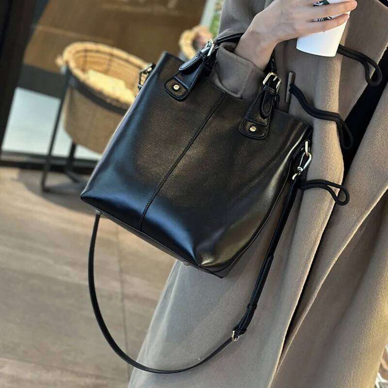 100% Genuine Leather Retro 2025 Fashion Crossbody Soft Commuter Handbag Bucket Bag For Women shopping