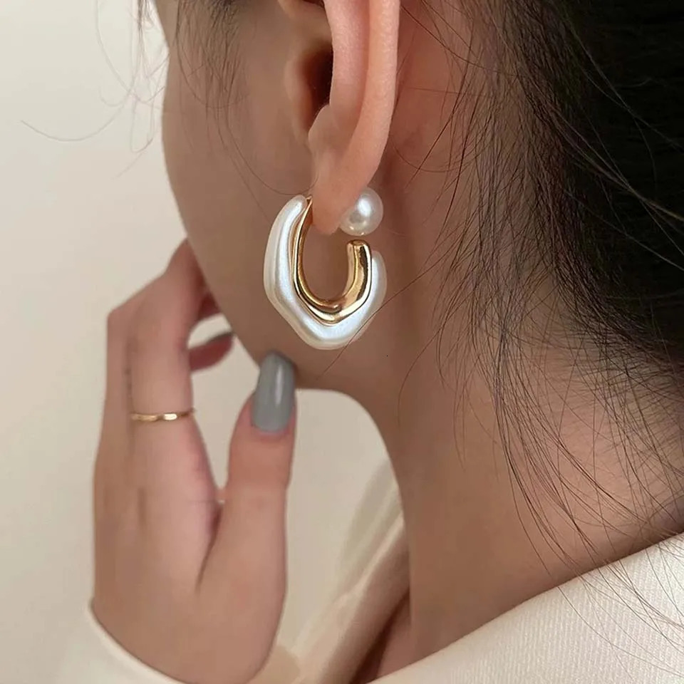Yups Irregular Metal Pearl Earrings for Women Personalized CC Shape Hoop Earring Korean Fashion Jewelry 250717
