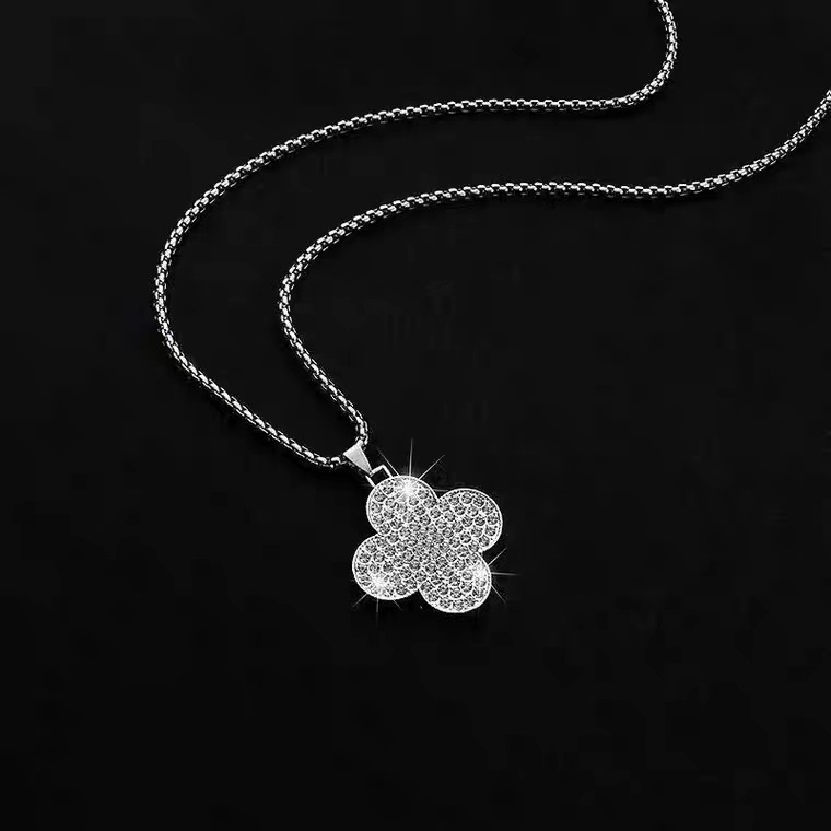 High-end Long Chain Stainless Steel fir Women Leaf Clover Necklace, Light Niche Long Simple Sweatshirt Chain, Titanium Steel Pendant Chain