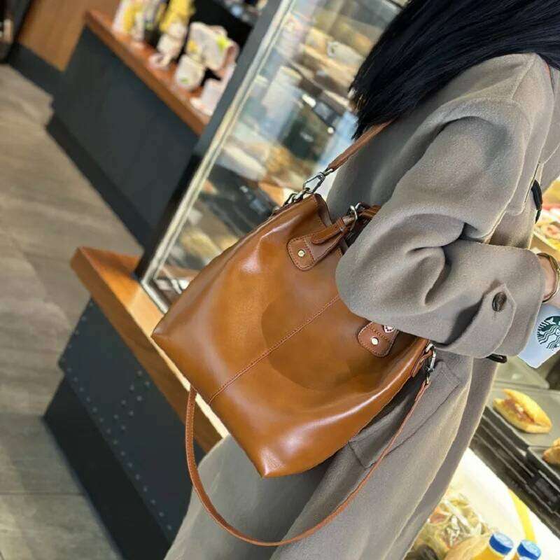 100% Genuine Leather Retro 2025 Fashion Crossbody Soft Commuter Handbag Bucket Bag For Women shopping