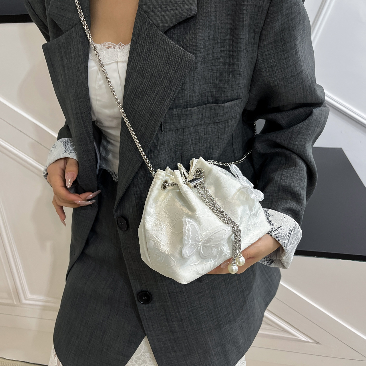 Summer new women's shoulder bag new pearl chain tassel bucket bag fashionable and simple shoulder bag women's lace butterfly chain bag new d