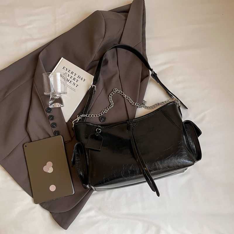 2024 New High Quality Large Capacity Mens Bag Unique Black Commuter Dumpling Bag with Chain Strap Crossbody Shoulder Bag Y250730