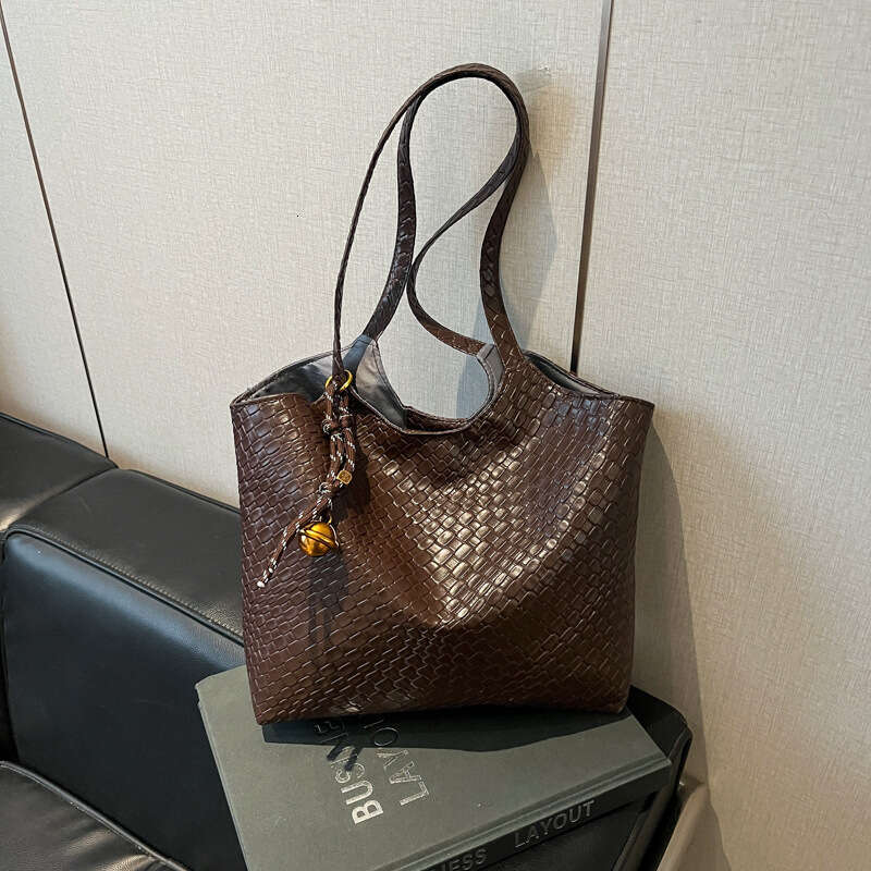 Women's Large Capacity Shoulder Summer New Versatile Commuter Underarm Trendy Tote Bag This Year