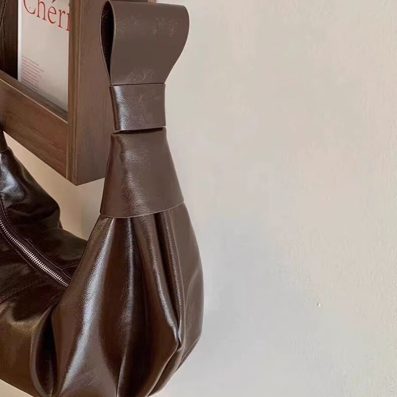 Summer new women's shoulder bag Korean style large capacity retro soft leather pleated dumpling bag lazy style casual crossbody bag new designer 