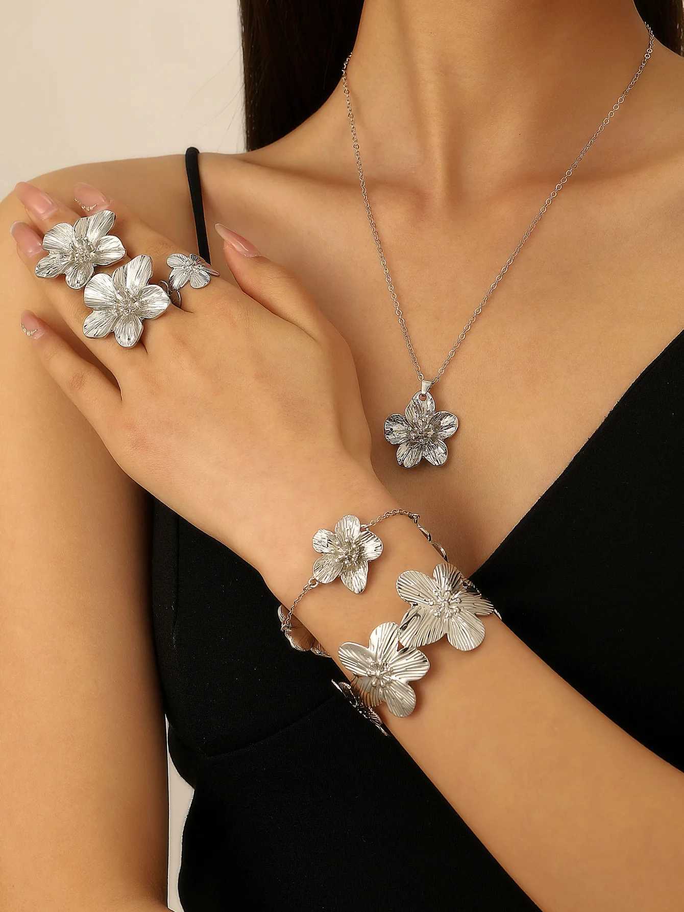 LATS Crinkle Textured Flowers Necklace Earrings Bracelet Anklet Ring Bracelet New Design Jewelry Set Fashion Accessories Gifts X2507181
