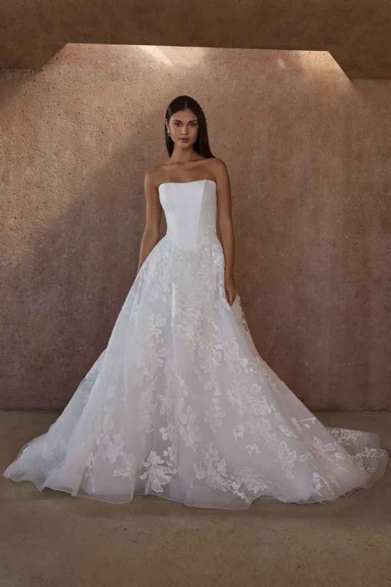Elegant Wedding Dresses Strapless Sleeveless Applique Zipper A Line Bridal Gowns Sweep Train Customized Vestidos De Novia