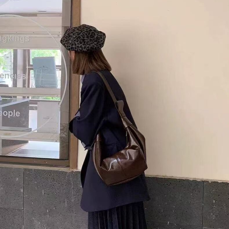 Summer new women's shoulder bag Korean style large capacity retro soft leather pleated dumpling bag lazy style casual crossbody bag new designer 