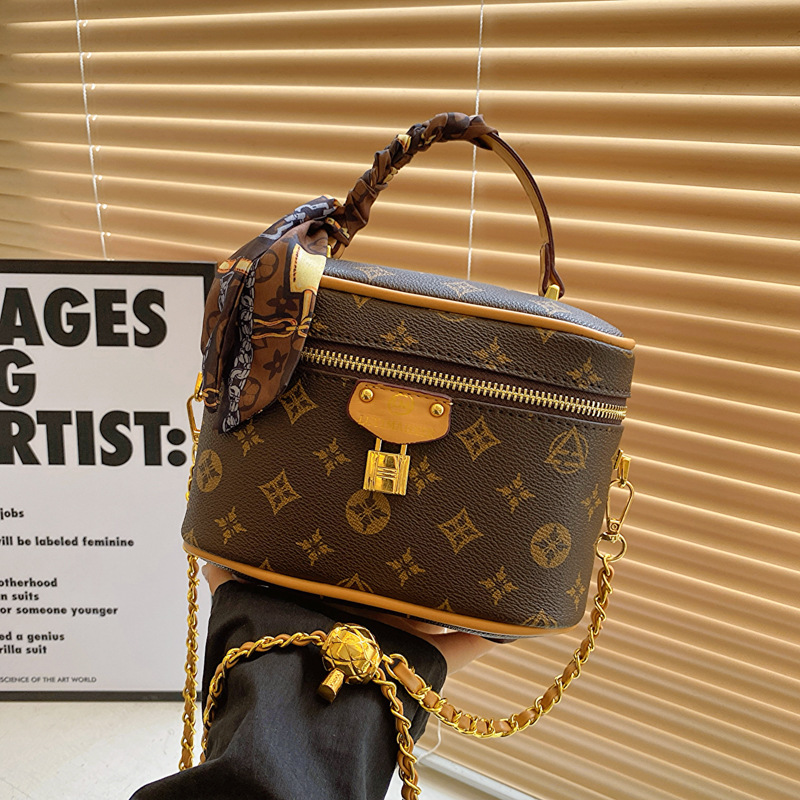 2025 New Korean-style Fashionable and Elegant Retro Chain Box Bag for Women It has a high-end feel is versatile and can be carried as a single-shoulde