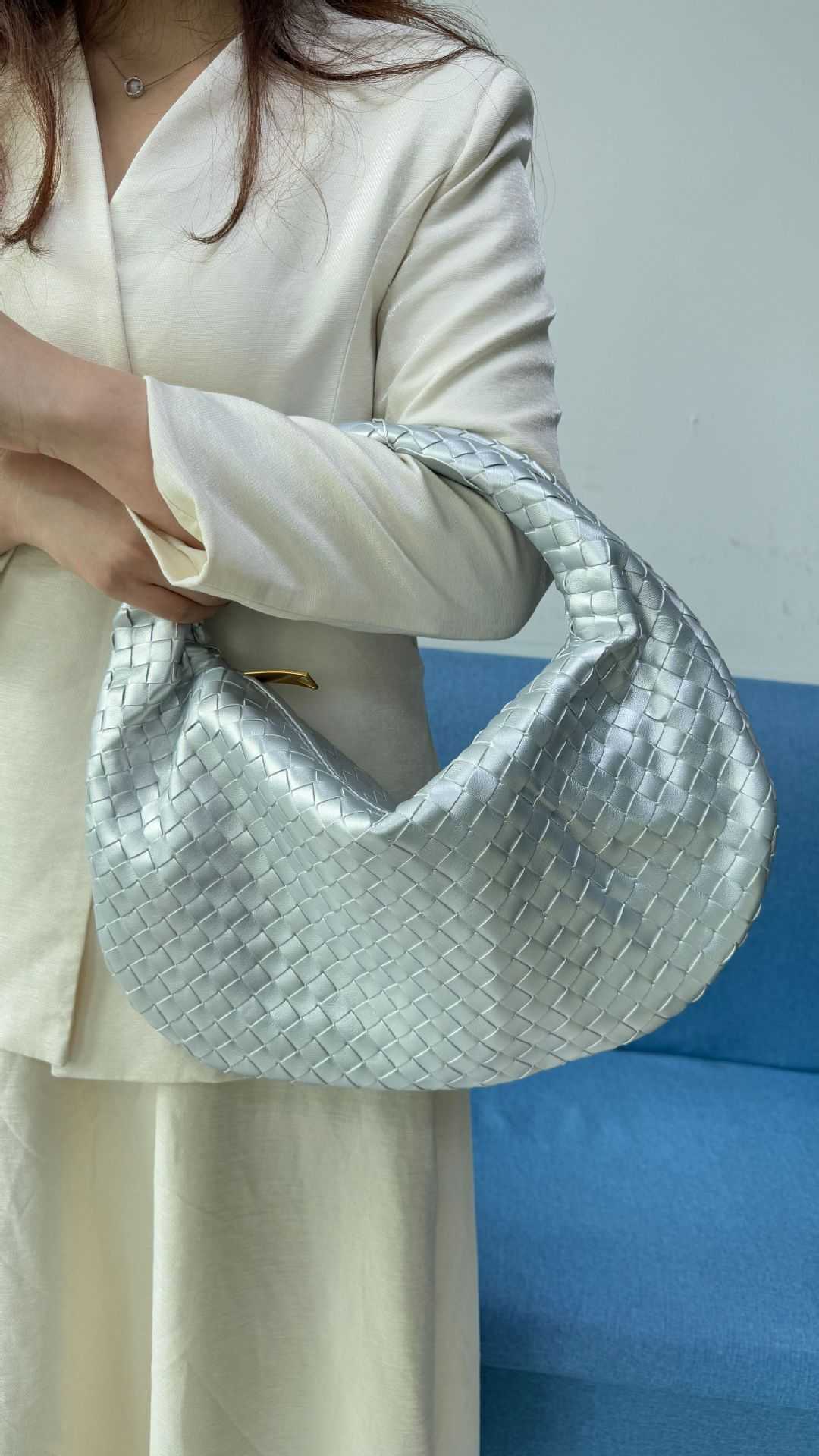 2025 Woven Bag Handheld Knotted Cloud Bags Soft Leather Wrinkled Dumpling Bag Versatile Women Underarm Tote Bags 250718