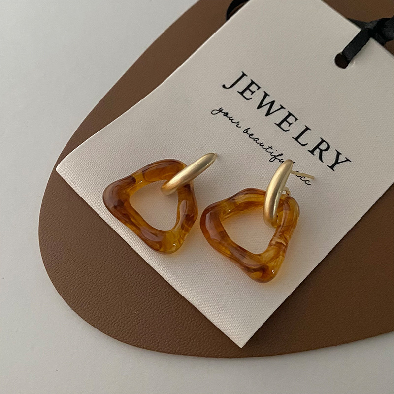 Retro irregular resin triangular earrings for women, with a niche design, minimalist temperament, and high-end feel. Earrings and earrings