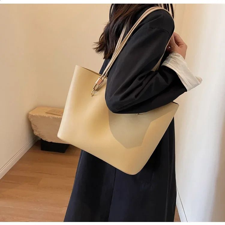 Versatile Brides Companion: Spacious Womans Fashionable Arm Pit Handbag Ideal For Any Occasion