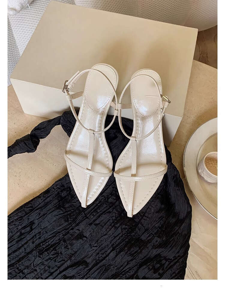 Summer Sandals New Niche Style Slippers for Women Outdoor Wear High-end Feel 2025 Women's Soft Sole Comfortable Shoes