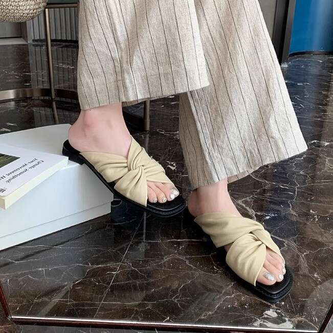 Designer Comfortable Soft Leather Wrinkled Twist Versatile Flat Sandals Outdoor Square Toe Cloud Half Slippers for Women