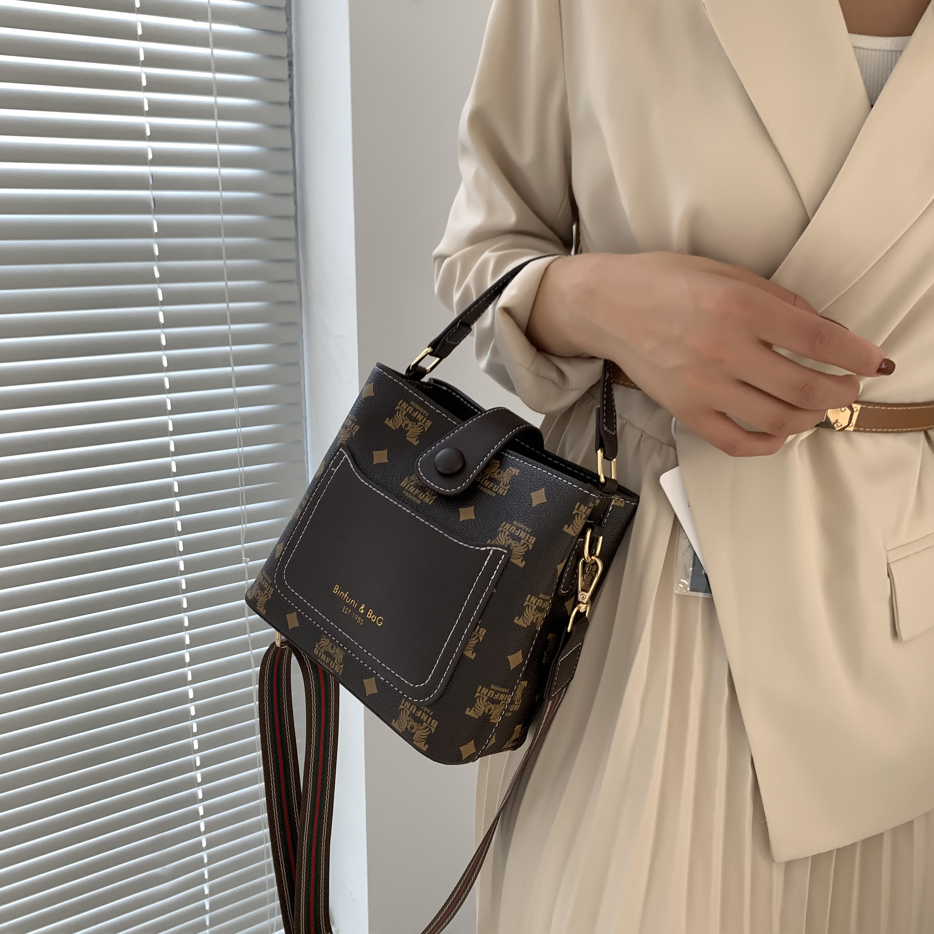 New arrival! Stylish handbag, simple and versatile printed shoulder crossbody bucket bag