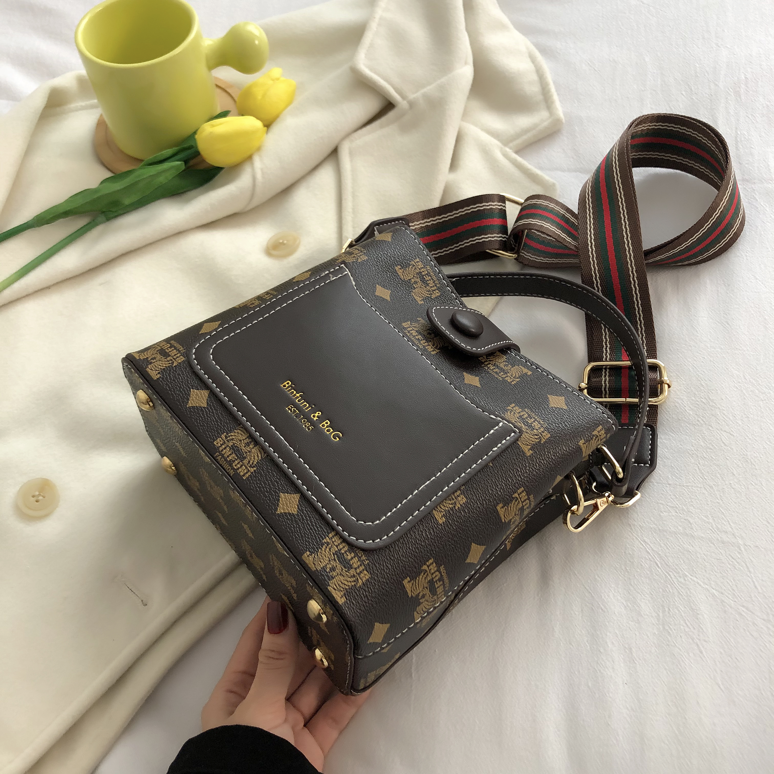 New arrival! Stylish handbag, simple and versatile printed shoulder crossbody bucket bag