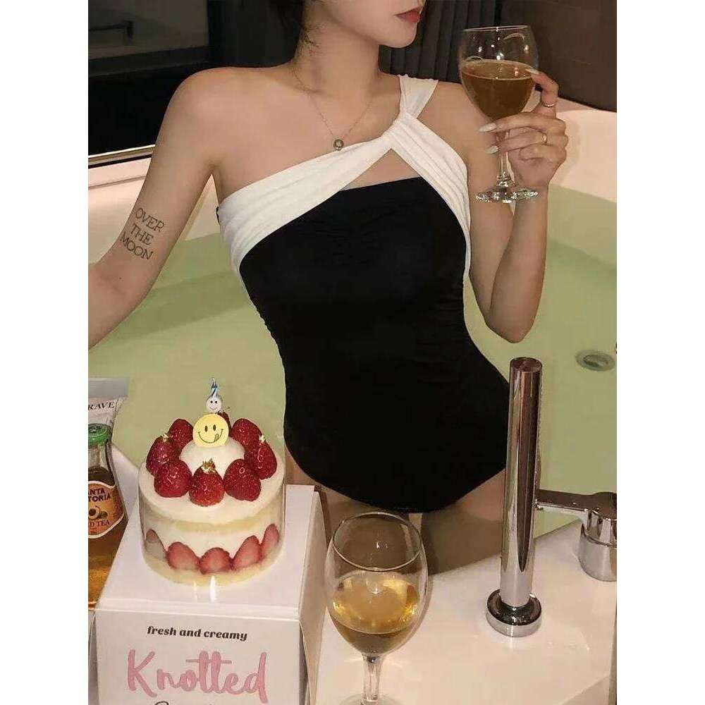 Sexy Half Sleeved Recreation Resort Swimsuit Women Korean Style Texture The Shoulder Beach Wear One Piece Swimwears