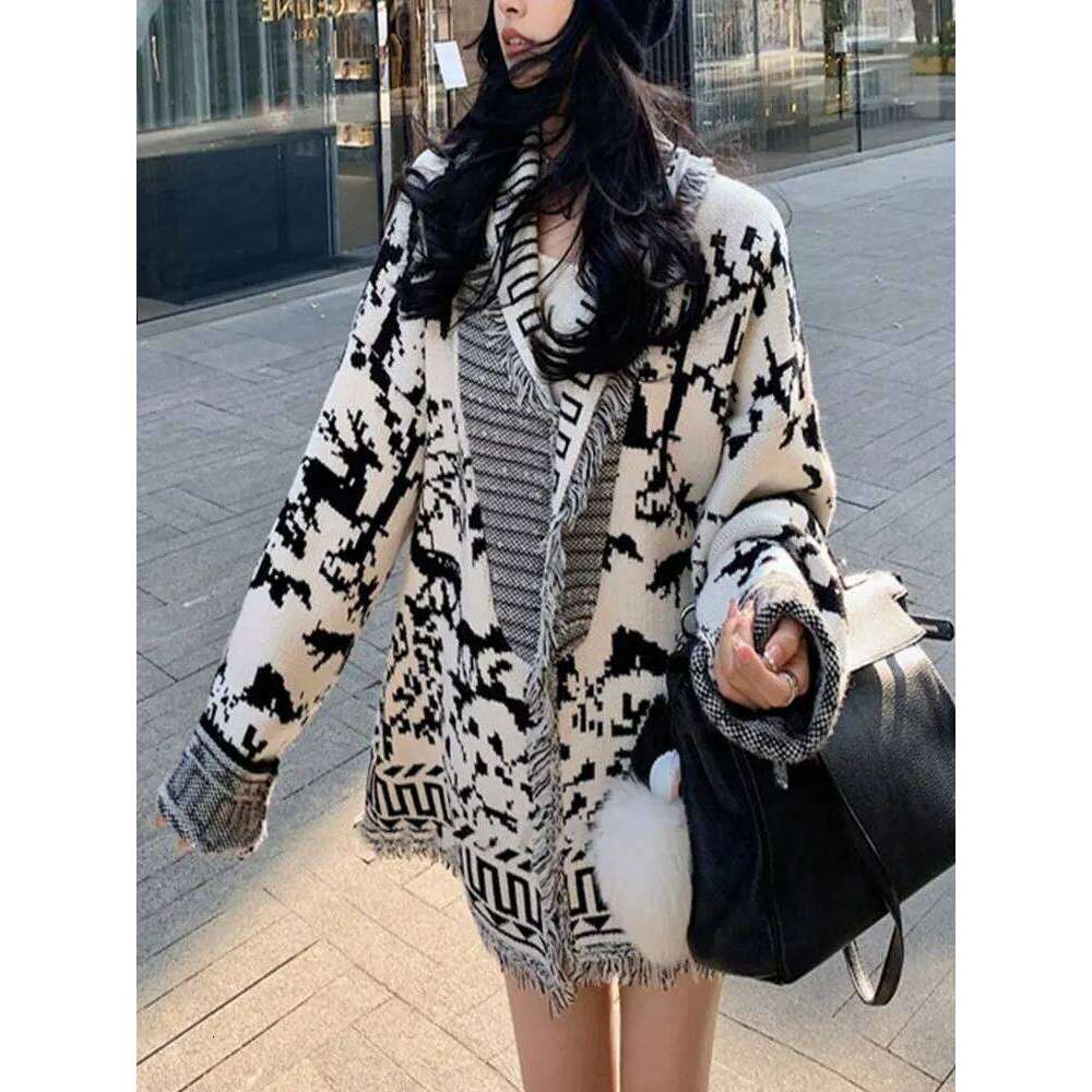 Designer Clothing Casual Commuter Sweater Coat Women 23 Spring Autumn New Jacquard Tassel Knitted Cardigan Loose Long Sleeve Turn-Down Collar Top Fash