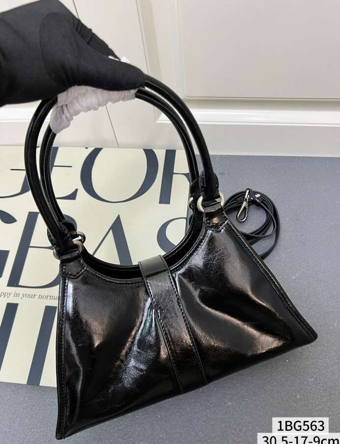 Fashion Designer Bag Luxury Bag Shoulder Bag New Women's Bag Versatile Shoulder Crossbody Monogram Shoulder Bag Texture Underarm Handbag Commutin