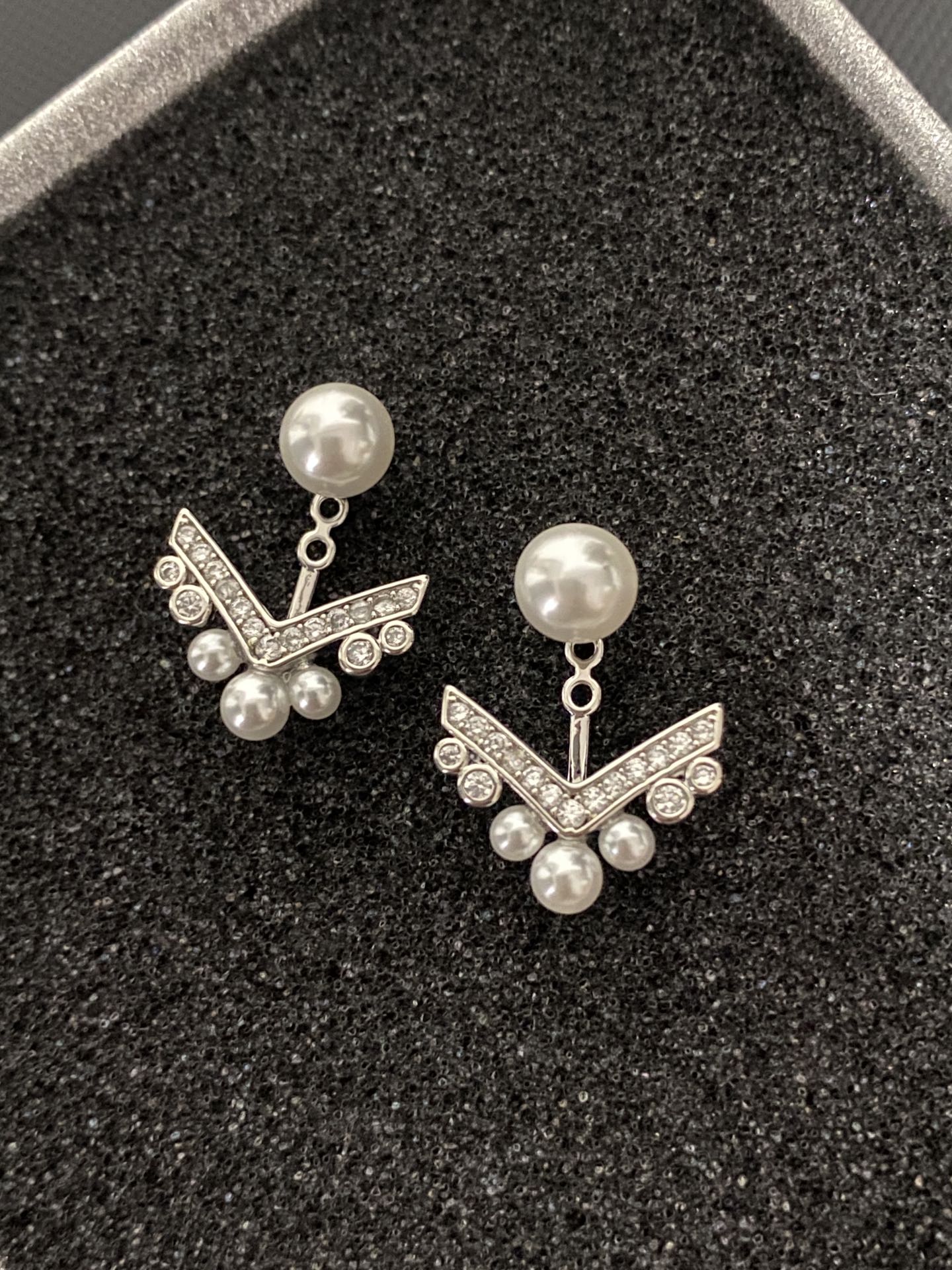 Silver - Toned Pearl And Rhinestone Stud Earrings With Geometric Design Elegant Party Jewelry Gift For Her High - Quality And Stylish Accessory