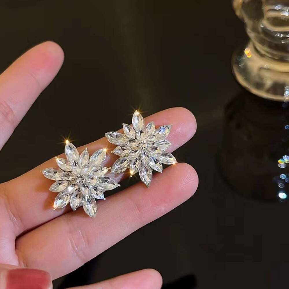 Super Sparkling Snowflake Flower Earrings High-end Exquisite Fashionable Temperament Studs Personality Versatile Design Sense Ear Jewelry