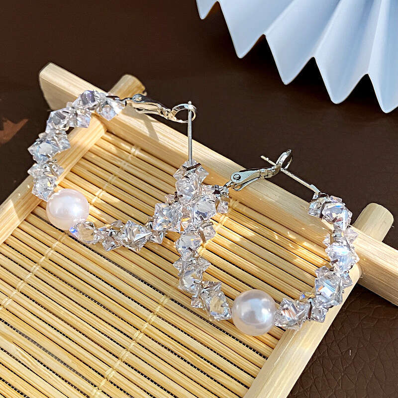 Light Exquisite Zircon Crystal Pearl Niche Design High-end Sense Circle Fashion Earrings for Women
