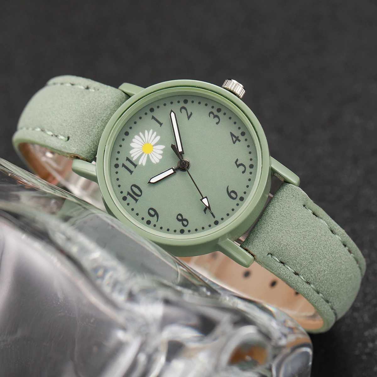2pcs/set Womens Daisy Dial Leather Watch Green Flower Bracelet W250718