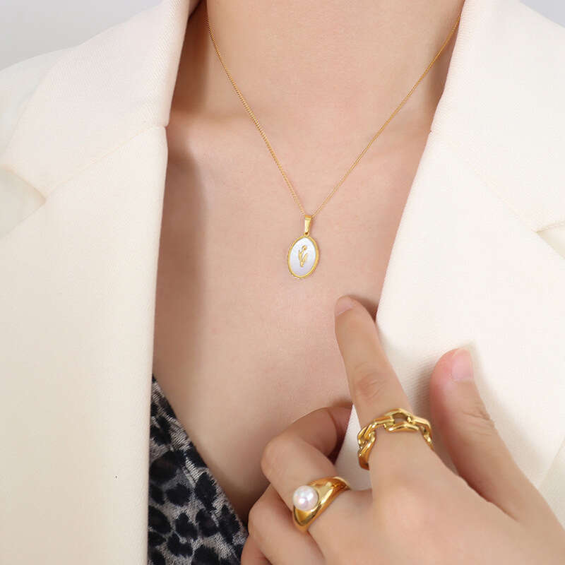 marka French Niche Design Versatile Jewelry for Women Titanium Steel Gold-Plated White Shell and Gold Necklace