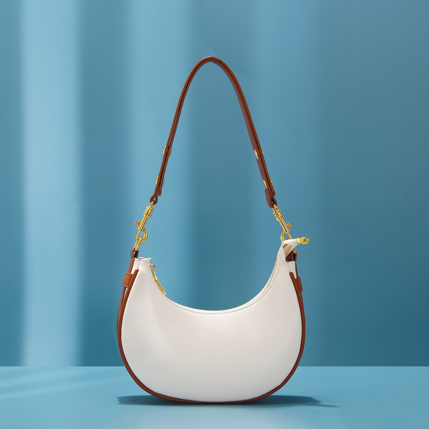 2025 Spring Women's Designer Bag New French Niche Design Bag Outdoor Leisure Underarm Bag High End Soft Leather Shoulder Bag