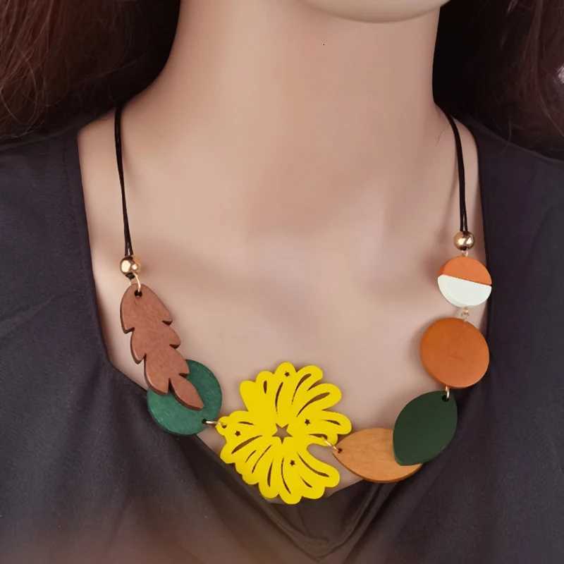 Handmade Vintage Wooden Pendant Necklace for Women Ethnic Statement Bib Necklace Collar Neck Fashion Jewelry W250718