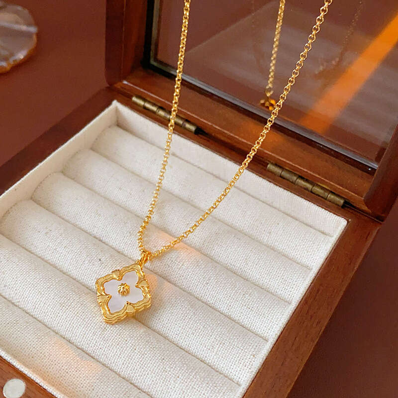 Vintage Necklace: Real Gold Plated Zircon Rhombus Flower Mother-of-Pearl Collarbone Chain, Light High-End Sense Jewelry