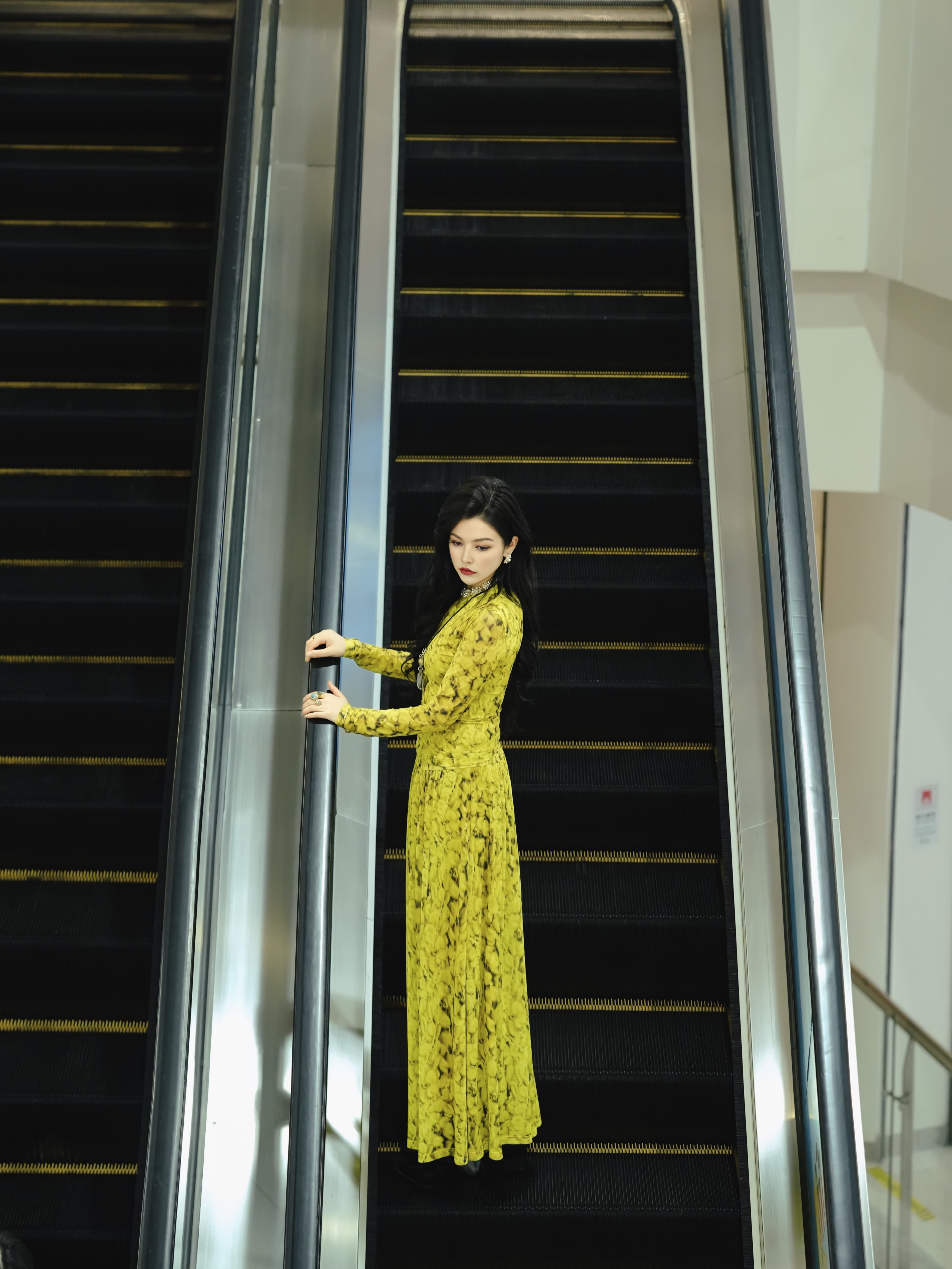 HZHJ new welfare! Yellow polka dot set dress with noble and fashionable temperament, light luxury long sleeved