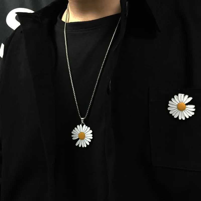 Small Daisy Necklace Wen Men Titanium Steel Pmo Flower Pendant Hip Hop Pendant in White Color Fashion Jewelry W250718