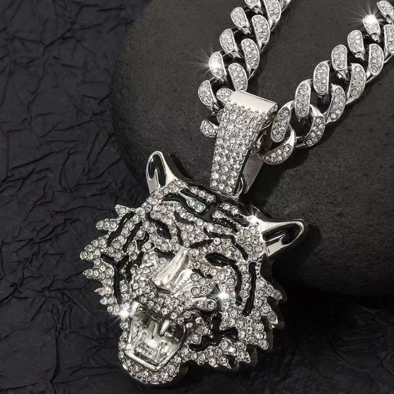 Moissanite high-end custom pendant necklace Hip-hop rap style Cuban chain luxury high-quality necklace Suitable for both men and women to wear