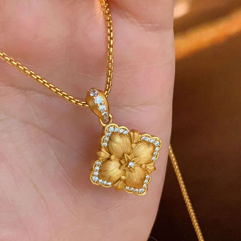 Vintage Brushed Gold Pillow Necklace 2025 New Palace Style Light Collarbone Chain
