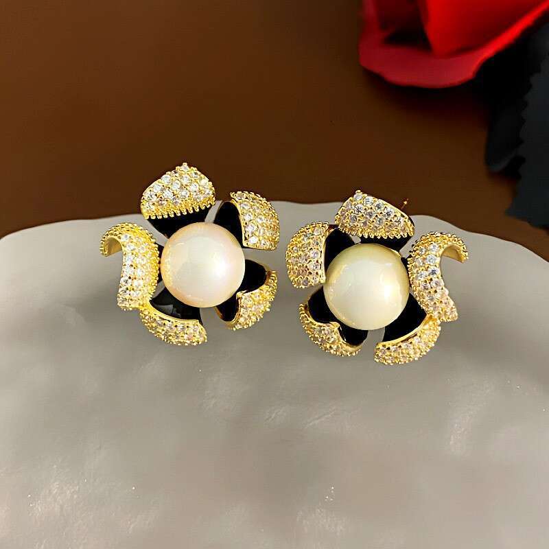 Light Exquisite Zircon Crystal Pearl Niche Design High-end Sense Circle Fashion Earrings for Women
