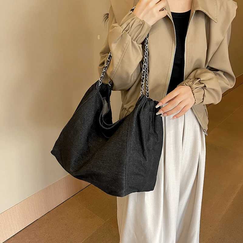 2023 Chic Style Big Chain Shoulder Tote Bags For Women Luxury Designer Handbags Denim Fabric Pure Color Large Capacity Shoppers Y250718
