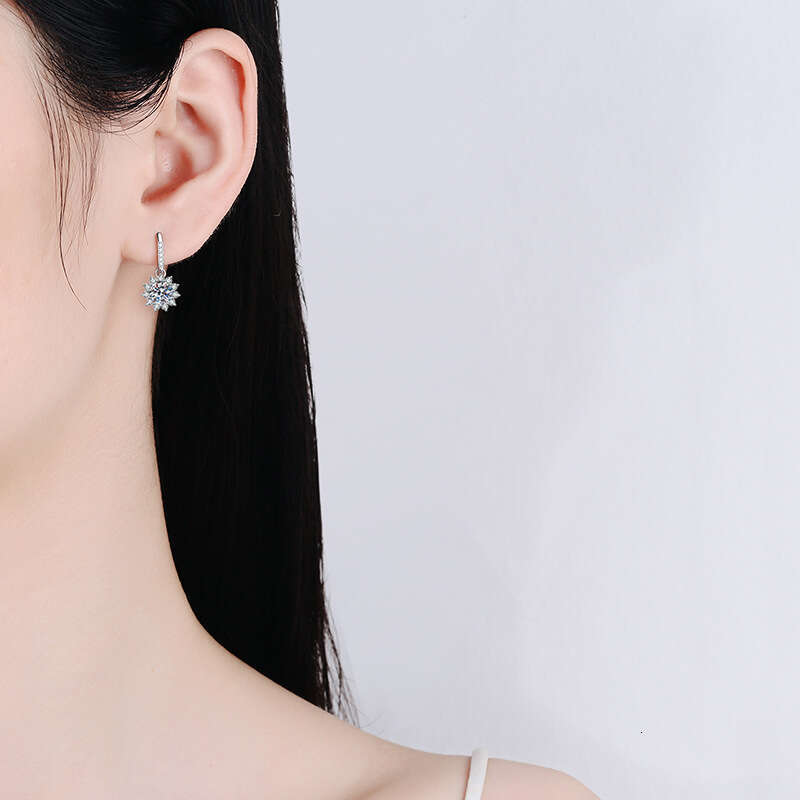 S Pure Sier New Classic Elegant Suower Stud One Carat Moissanite Earrings for Women e0c