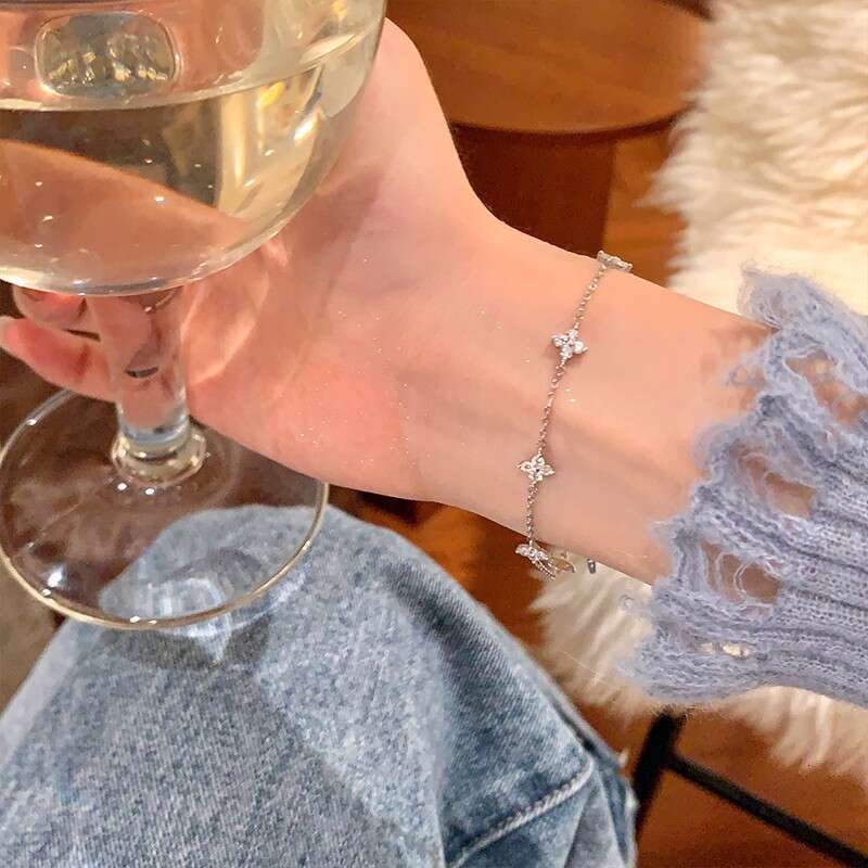 Gypsophila Four-Leaf Flower Bracelet for Women, Light , Elegant Fashion, Niche Design, High-End Feel, 2024 New Model