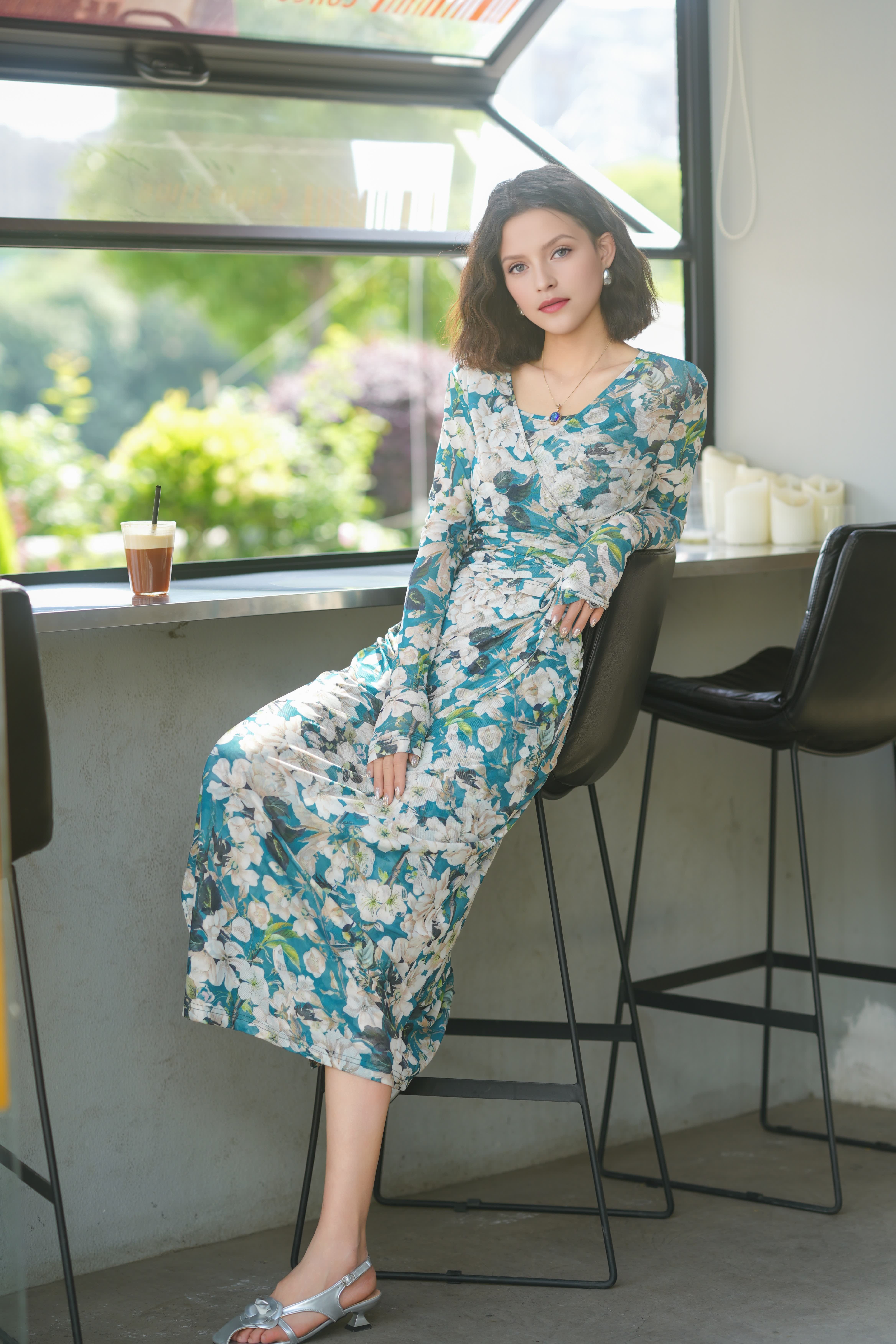 HZHJ original designer's white cherry dress with short sleeves for slimming, high-end retro style, and light luxury