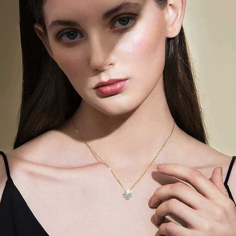 D Color Moissanite Four-Leaf Clover Pendant for Women S Sterling Sier Gold-Plated Niche High-End Versatile Clavicle Chain